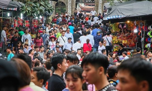 Người dân đổ về chùa Hương đi lễ dịp đầu năm. Ảnh: Tô Thế