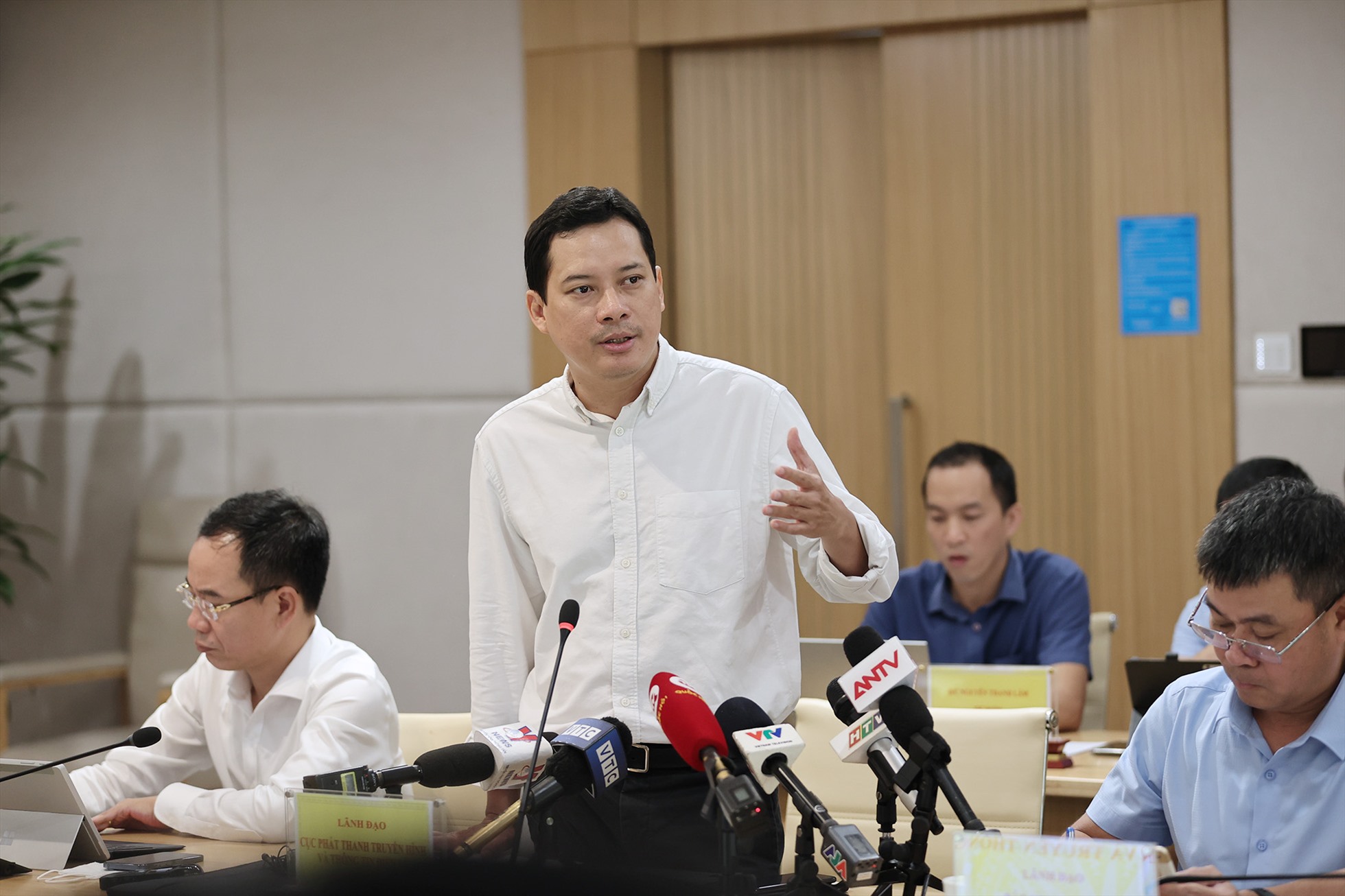 Việt Nam không có quy định pháp luật về phong sát nghệ sĩ lệch chuẩn