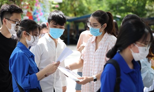 Các thí sinh làm thủ tục dự thi tốt nghiệp THPT. Ảnh: Hải Nguyễn