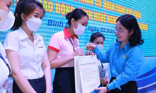 Bà Nguyễn Kim Loan - Chủ tịch LĐLĐ tỉnh trao quà cho công nhân lao động khó khăn. Ảnh: Đình Trọng