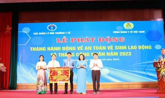 Phó Chủ tịch Tổng Liên đoàn Lao động Việt Nam Ngọ Duy Hiểu trao Cờ Thi đua đơn vị có thành tích xuất sắc trong phong trào bảo đảm an toàn vệ sinh lao động năm 2022. Ảnh: Xuân Bách