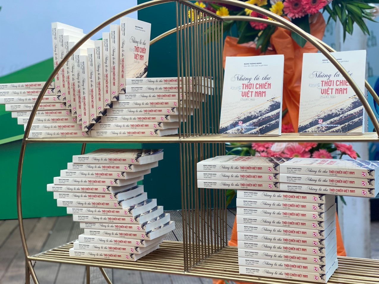 Cuốn sách “Những lá thư thời chiến Việt Nam” vừa mới được Nhà xuất bản Chính trị quốc gia Sự thật phát hành. Ảnh: Ái Vân