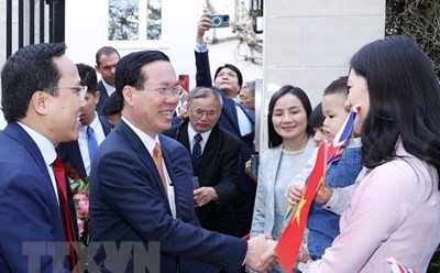 Chủ tịch nước Võ Văn Thưởng đã tới thăm cán bộ, nhân viên Đại sứ quán và gặp gỡ cộng đồng người Việt Nam tại Vương quốc Anh. Ảnh: TTXVN