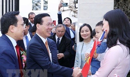 Chủ tịch nước Võ Văn Thưởng đã tới thăm cán bộ, nhân viên Đại sứ quán và gặp gỡ cộng đồng người Việt Nam tại Vương quốc Anh. Ảnh: TTXVN