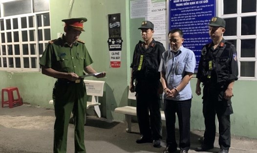 Cơ quan Cảnh sát điều tra Công an tỉnh Đồng Nai đọc lệnh giữ người trong trường hợp khẩn cấp đối với Dương Việt Hồng. Ảnh: Công an Đồng Nai