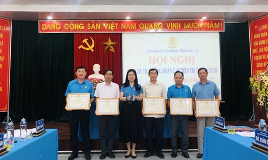 LĐLĐ tỉnh Gia Lai tặng bằng khen cho LĐLĐ các đơn vị có thành tích xuất sắc trong công tác đại hội công đoàn cơ sở nhiệm kỳ 2023-2028. Ảnh Thanh Tuấn