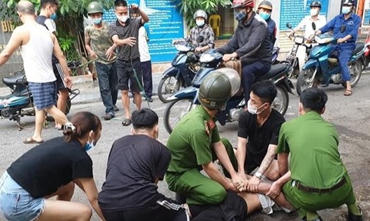 Lực lượng chức năng và người dân khống chế đối tượng ngáo đá chặn xe, đòi giết người ở quận Hà Đông, Hà Nội. Ảnh minh hoạ: Chu Dũng