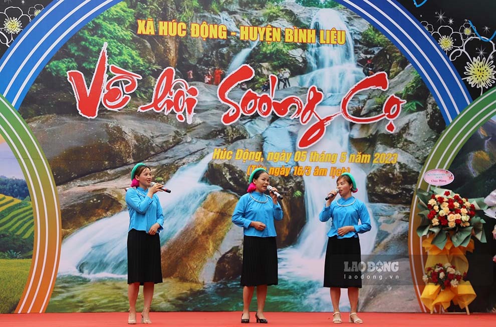 Về Bình Liêu vui hội Soóng Cọ, xem phụ nữ Sán Chỉ mặc váy đá bóng
