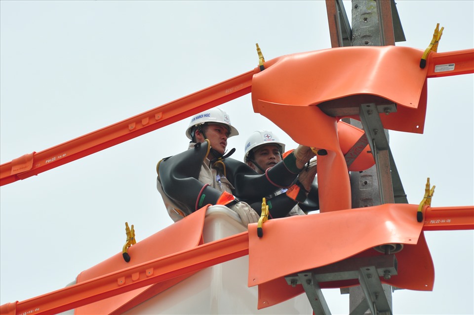 Người lao động thuộc Tổng Công ty Điện lực Hà Nội. Ảnh: Việt Cường