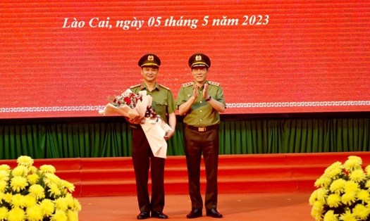 Đại tá Lưu Hồng Quảng nhận quyết định điều động, bổ nhiệm từ Thứ trưởng Lương Tam Quang. Ảnh: CAND