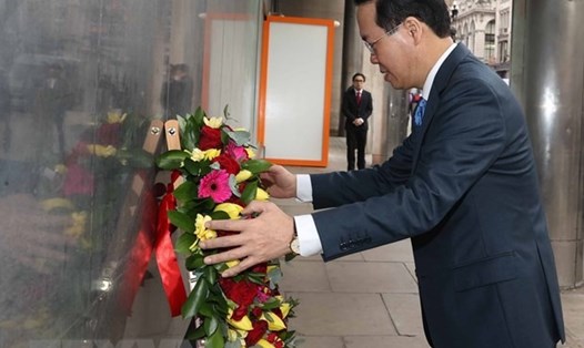 Chủ tịch nước Võ Văn Thưởng đặt hoa tại biển lưu niệm Chủ tịch Hồ Chí Minh ở thủ đô London, Vương quốc Anh. Ảnh: TTXVN