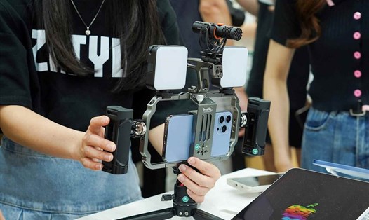 Zhiyun Molus X100 và Zhiyun Fiveray M40 là những sản phẩm nằm trong bộ giải pháp chụp ảnh di động hữu ích dành cho người dùng công nghệ mà Minh Tuấn Mobile đang hướng tới. Ảnh: Duy Nguyễn