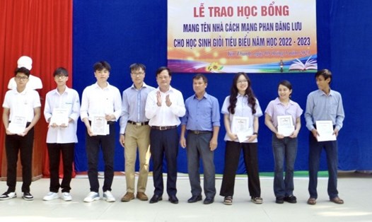 Trao giấy chứng nhận và học bổng mang tên nhà cách mạng Phan Đăng Lưu, năm học 2022-2023 cho các em học sinh có hộ khẩu tại Yên Thành đạt giải nhất cấp tỉnh, đạt giải cấp quốc gia, quốc tế năm học 2022-2023. Ảnh: Đăng Trí