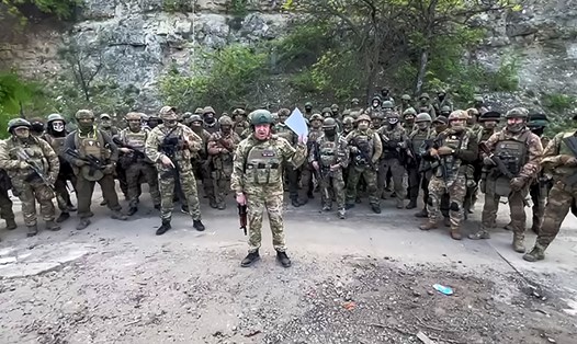 Người đứng đầu nhóm quân sự Nga Wagner, ông Yevgeny Prigozhin phát biểu trước các tay súng Wagner tại một địa điểm không được tiết lộ trong video công bố ngày 5.5. Ảnh: AFP