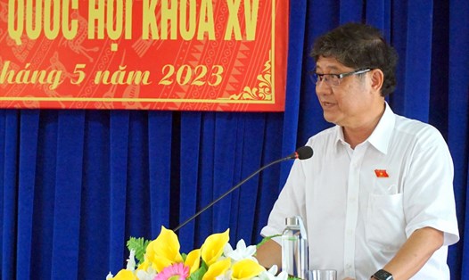 Đại biểu Quốc hội Nguyễn Huy Thái trả lời một số ý kiến của cử tri. Ảnh: Nhật Hồ
