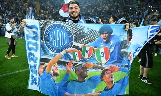 Một cổ động viên của Napoli ăn mừng sau trận đấu giữa Napoli và Udinese. Ảnh: Xinhua