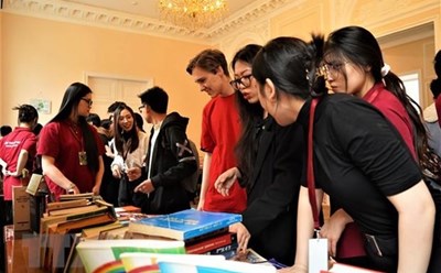 Ngày hội sách Mầm 2023 thu hút đông đảo người tham gia. Ảnh: TTXVN