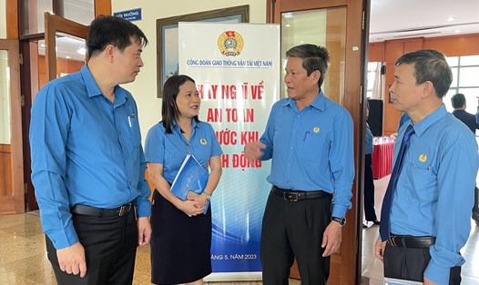 Phó Chủ tịch Tổng LĐLĐVN Huỳnh Thanh Xuân (thứ hai từ phải sang) trao đổi với lãnh đạo Công đoàn GTVTVN về các hoạt động trong Tháng Công nhân 2023. 
Ảnh: Hà Anh