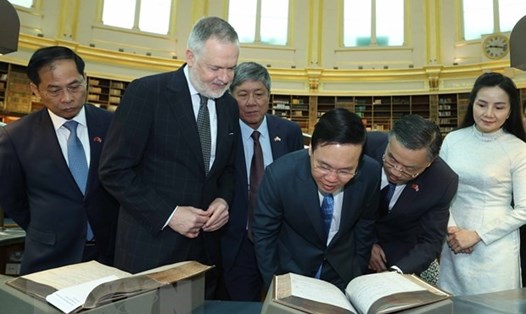 Chủ tịch nước Võ Văn Thưởng thăm phòng đọc của Bảo tàng Anh. Ảnh: TTXVN