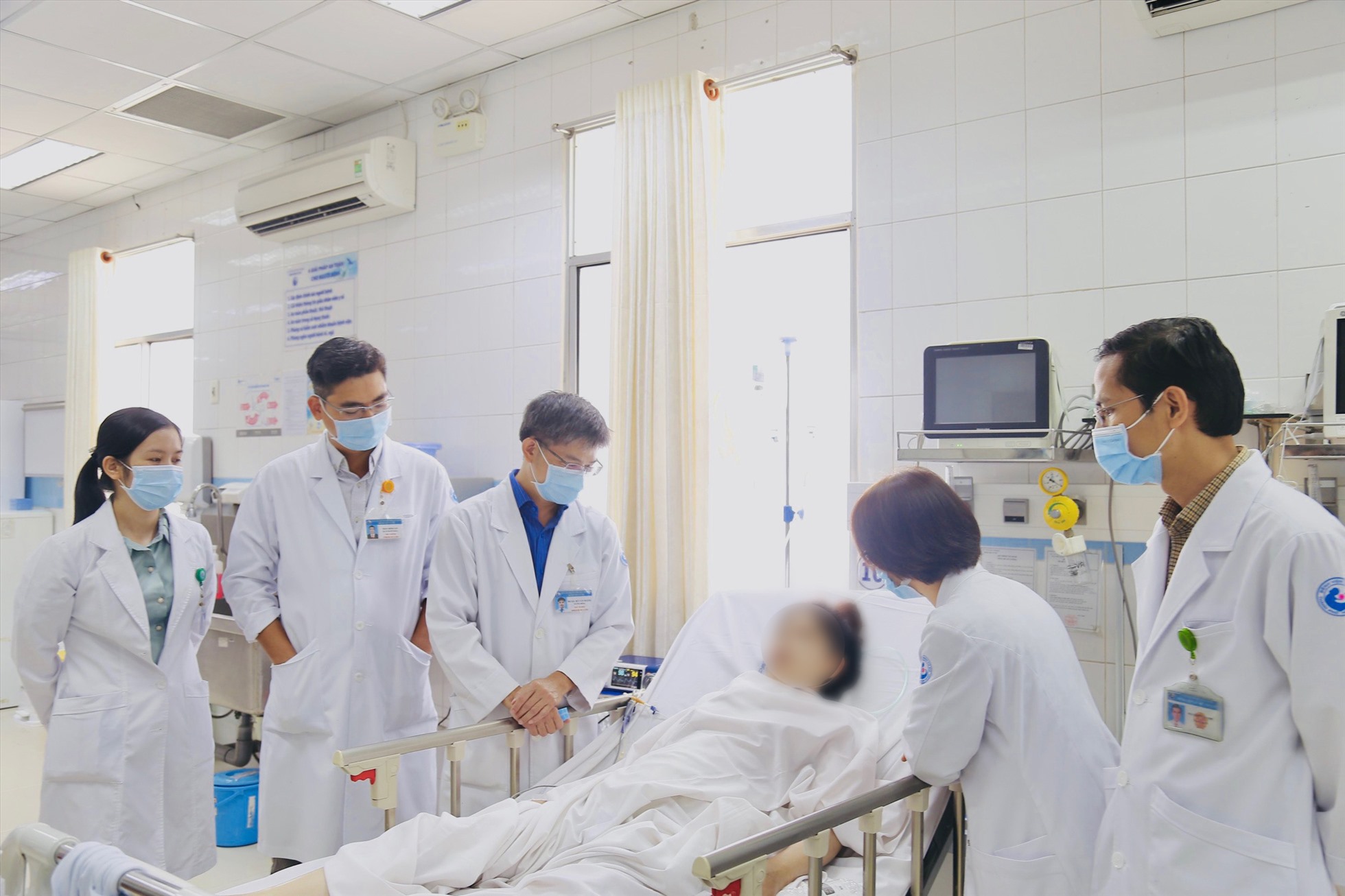 Mổ lấy thai cho sản phụ bị nhau tiền đạo, biến chứng do lupus ban đỏ. Ảnh: Bệnh viện Từ Dũ