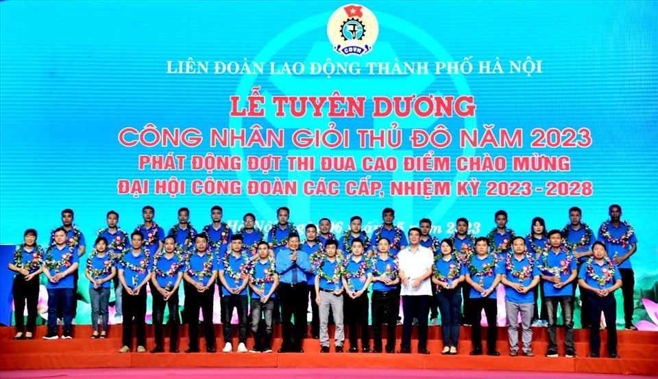 Phó Chủ tịch Thường trực Tổng Liên đoàn Lao động Việt Nam Trần Thanh Hải và Nguyên Thứ trưởng Bộ Nội vụ, nguyên Chủ tịch LĐLĐ thành phố Hà Nội Nguyễn Tiến Dĩnh trao biểu trưng và hoa cho Công nhân giỏi Thủ đô năm 2023. Ảnh: Mai Quý