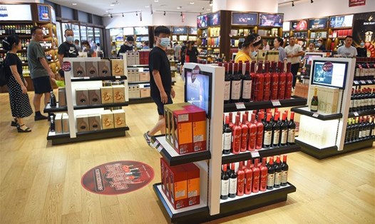 Hành khách mua sắm tại một cửa hàng miễn thuế ở Hải Khẩu, thủ phủ của tỉnh Hải Nam phía nam Trung Quốc, ngày 4.10.2020. Ảnh: Xinhua