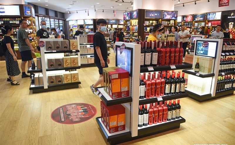 Hành khách mua sắm tại một cửa hàng miễn thuế ở Hải Khẩu, thủ phủ của tỉnh Hải Nam phía nam Trung Quốc, ngày 4.10.2020. Ảnh: Xinhua