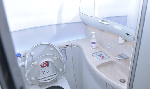 Nhà vệ sinh trên máy bay. Ảnh: VNA