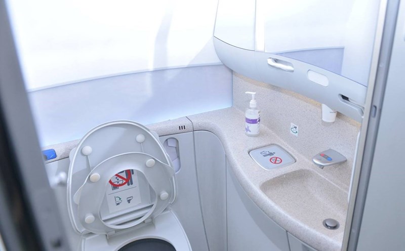 Nhà vệ sinh trên máy bay. Ảnh: VNA