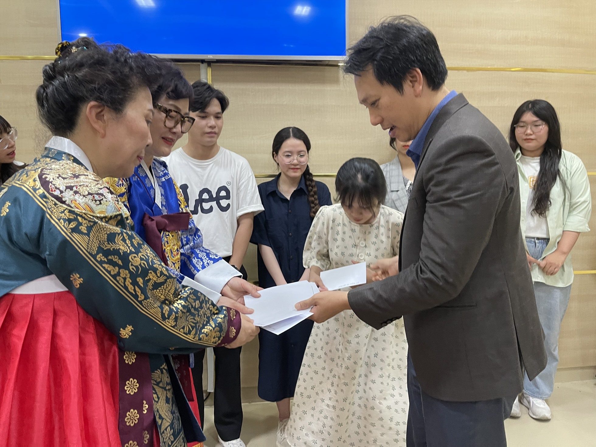 Đại diện Viện xúc tiến nghiên cứu văn hóa truyền thống Hàn Quốc trao học bổng cho phía lãnh đạo Trường Đại học Ngoại Ngữ, Đại học Huế. Ảnh: Phúc Đạt