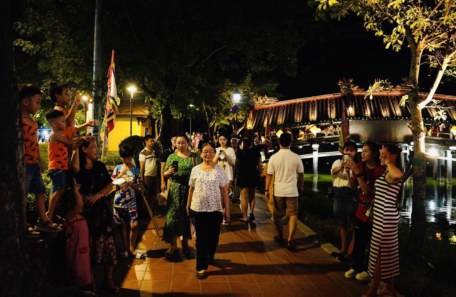 Du khách tham quan chợ quê cầu ngói Thanh Toàn vào ban đêm. Ảnh: Quảng An.