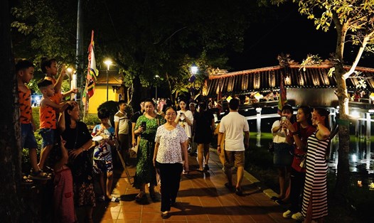 Du khách tham quan chợ quê cầu ngói Thanh Toàn vào ban đêm. Ảnh: Quảng An.