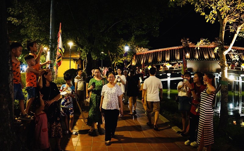 Du khách tham quan chợ quê cầu ngói Thanh Toàn vào ban đêm. Ảnh: Quảng An.