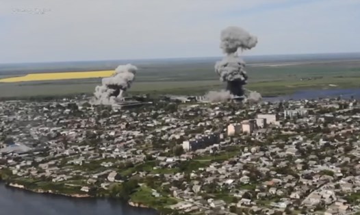 Một máy bay không người lái của Nga ghi lại cuộc không kích vào hai mục tiêu Ukraina ở Berislav ngày 4.5.2023. Ảnh: Telegram