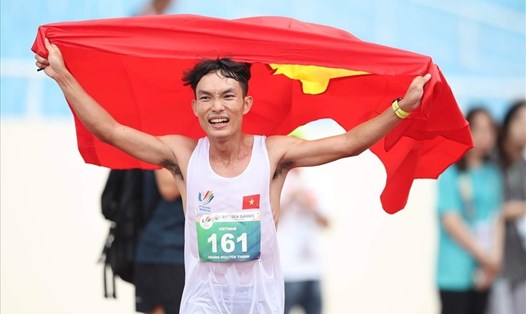 Hoàng Nguyên Thanh giành huy chương đồng Marathon nam tại SEA Games 32. Ảnh: Hoàng Triều