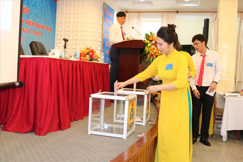 Thực hiện bầu cử tại Đại hội lần thứ XI, nhiệm kỳ 2023-2028 Công đoàn cơ sở Nhà máy In tiền Quốc gia. Ảnh: CĐCS