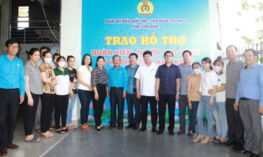 Đoàn đại biểu Quốc hội tỉnh Lâm Đồng, lãnh đạo LĐLĐ tỉnh và các sở, ngành thăm, tặng quà công nhân Công ty TNHH May mặc Tiến An. Ảnh: Đức Thiệm