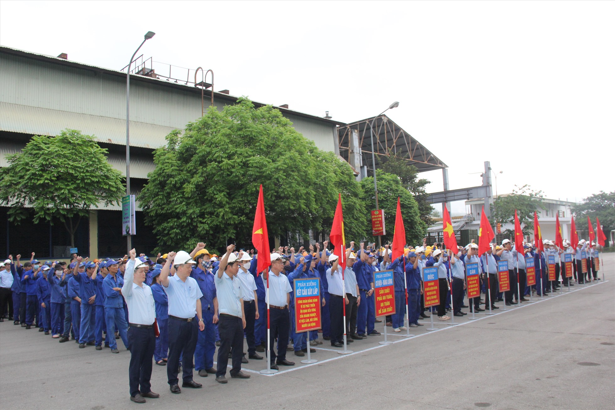 Lễ phát động hưởng ứng Tháng hành động về ATVSLĐ và Tháng Công nhân năm 2023. Ảnh: Truyền thông TKV