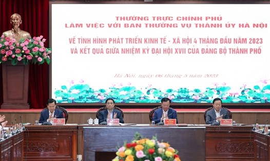 Thủ tướng Phạm Minh Chính chủ trì cuộc làm việc của Thường trực Chính phủ với Ban Thường vụ Thành ủy Hà Nội. Ảnh: VGP