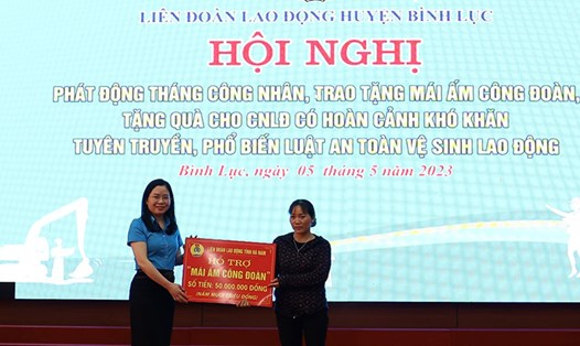 Lãnh đạo LĐLĐ tỉnh Hà Nam trao tặng kinh phí hỗ trợ xây dựng nhà Mái ấm công đoàn cho công nhân có khó khăn. Ảnh: LĐLĐ Hà Nam