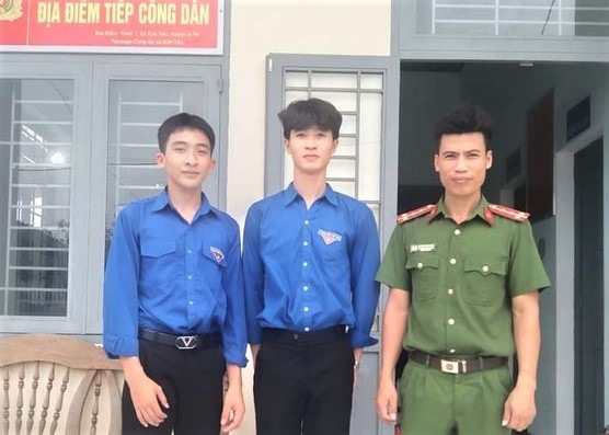 2 em Trung (bìa trái) và Luân đưa ví tiền tới trả lại cho chủ nhân. Ảnh Công an xã Kim Tân