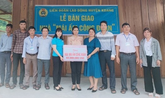 LĐLĐ huyện Kbang bàn giao nhà "Mái ấm Công đoàn" cho gia đình chị Y Lãih. Ảnh: Nguyễn Oanh