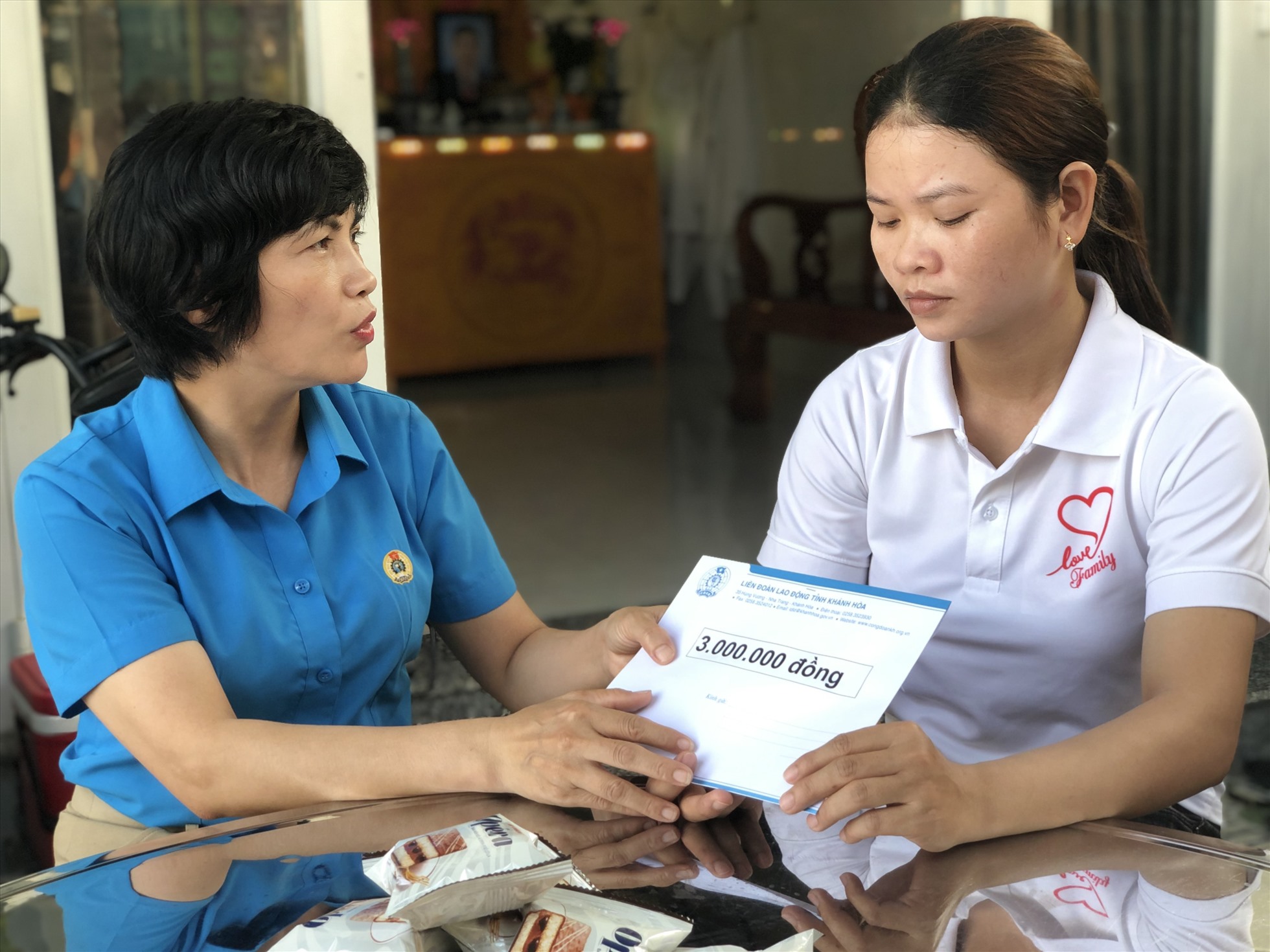 Lãnh đạo LĐLĐ tỉnh Khánh Hoà thăm hỏi động viên và trao hỗ trợ gia đình đoàn viên bị tai nạn lao động. Ảnh: Phương Linh