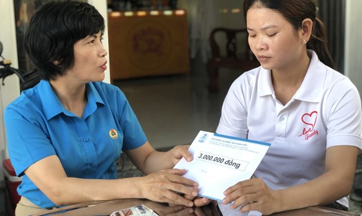 Lãnh đạo LĐLĐ tỉnh Khánh Hoà thăm hỏi động viên và trao hỗ trợ gia đình đoàn viên bị tai nạn lao động. Ảnh: Phương Linh