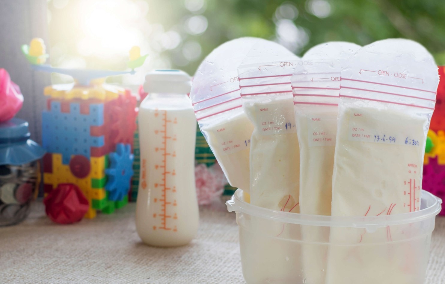 Sữa mẹ nên bảo quản đúng cách để tránh ảnh hưởng tới sức khoẻ của con trẻ. Ảnh: Pixabay