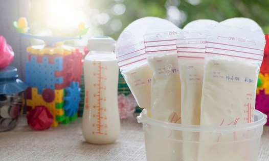 Sữa mẹ nên bảo quản đúng cách để tránh ảnh hưởng tới sức khoẻ của con trẻ. Ảnh: Pixabay