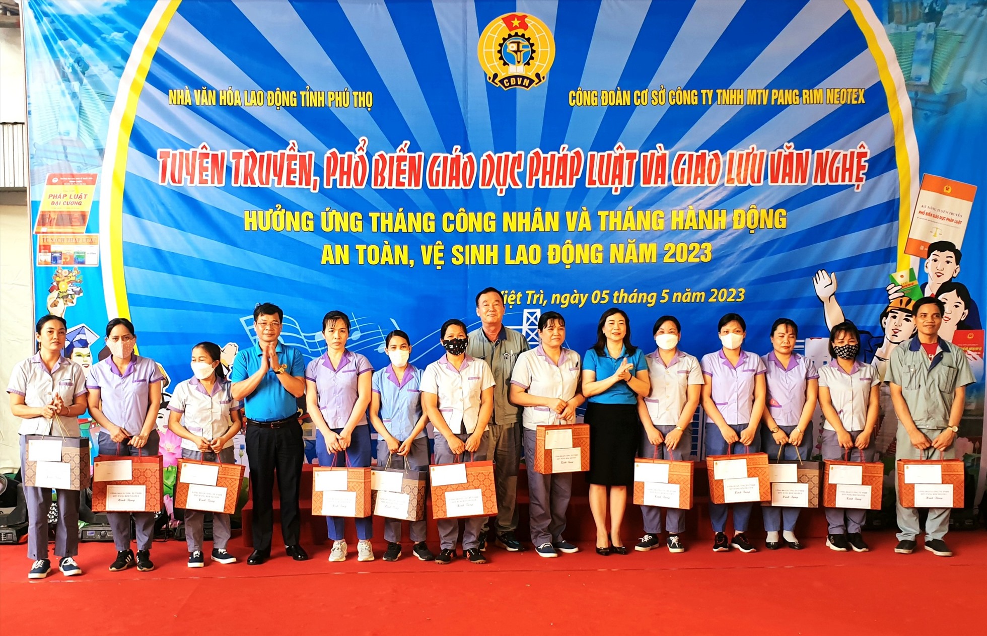 Trao quà tới công nhân lao động có hoàn cảnh khó khăn tại chương trình. Ảnh: LĐLĐ tỉnh Phú Thọ