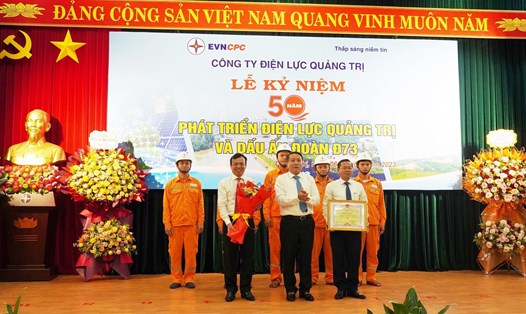 UBND tỉnh Quảng Trị trao tặng Bằng khen cho Công ty điện lực Quảng Trị và 5 cá nhân vì đã có thành tích trong xây dựng và phát triển ngành điện. Ảnh: Hưng Thơ.