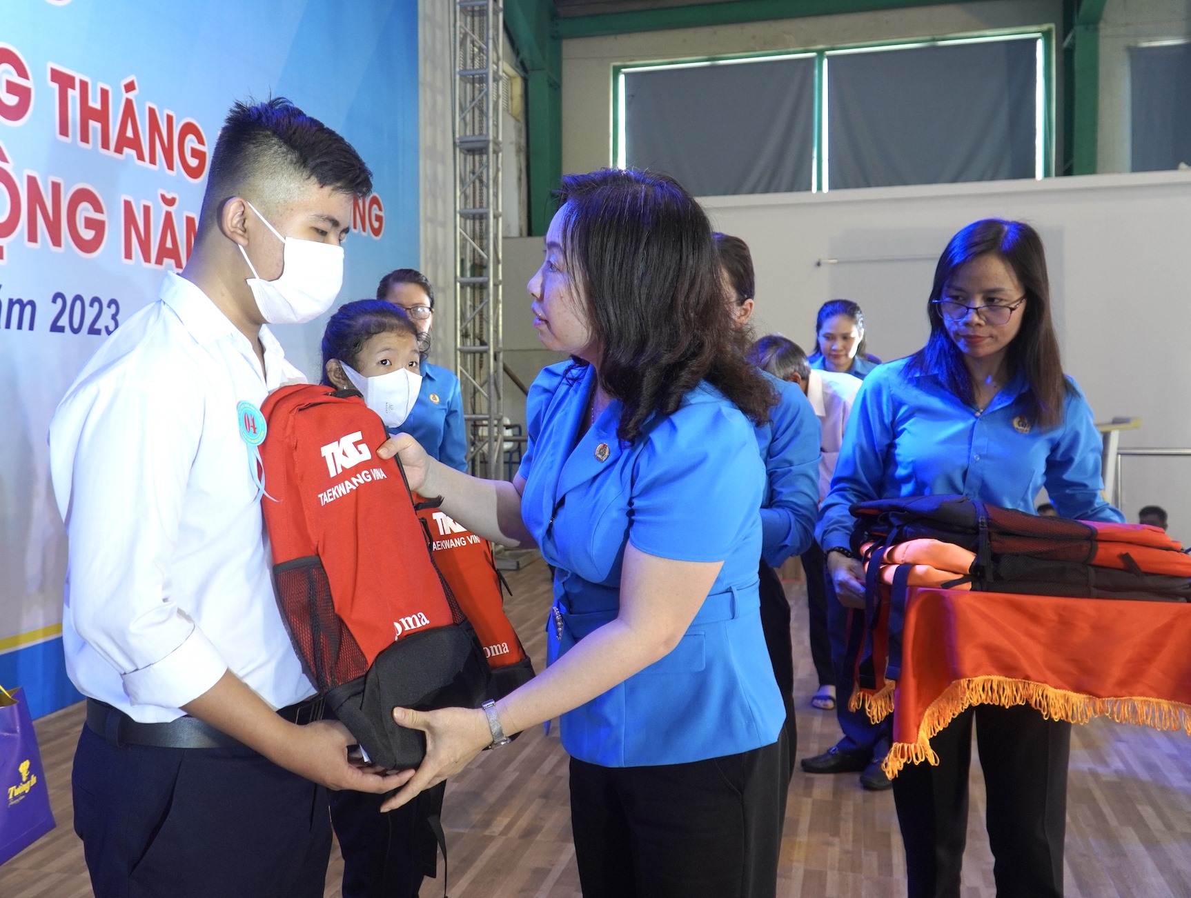 Phó chủ tịch Tổng LĐLĐVN Thái Thu Xương trao quà cho con công nhân viên chức lao động có cha hoặc mẹ mất do COVID-19 - nhân phát động tháng công nhân Đồng Nai 2023. Ảnh: Hà Anh Chiến