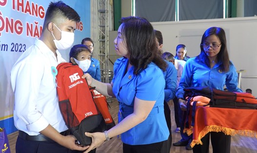 Phó chủ tịch Tổng LĐLĐVN Thái Thu Xương trao quà cho con công nhân viên chức lao động có cha hoặc mẹ mất do COVID-19 - nhân phát động tháng công nhân Đồng Nai 2023. Ảnh: Hà Anh Chiến